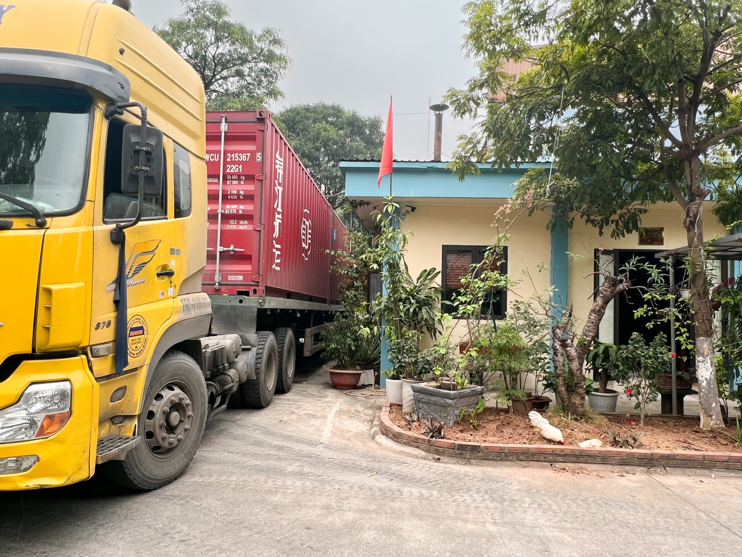Chuyến hàng nhập vật tư